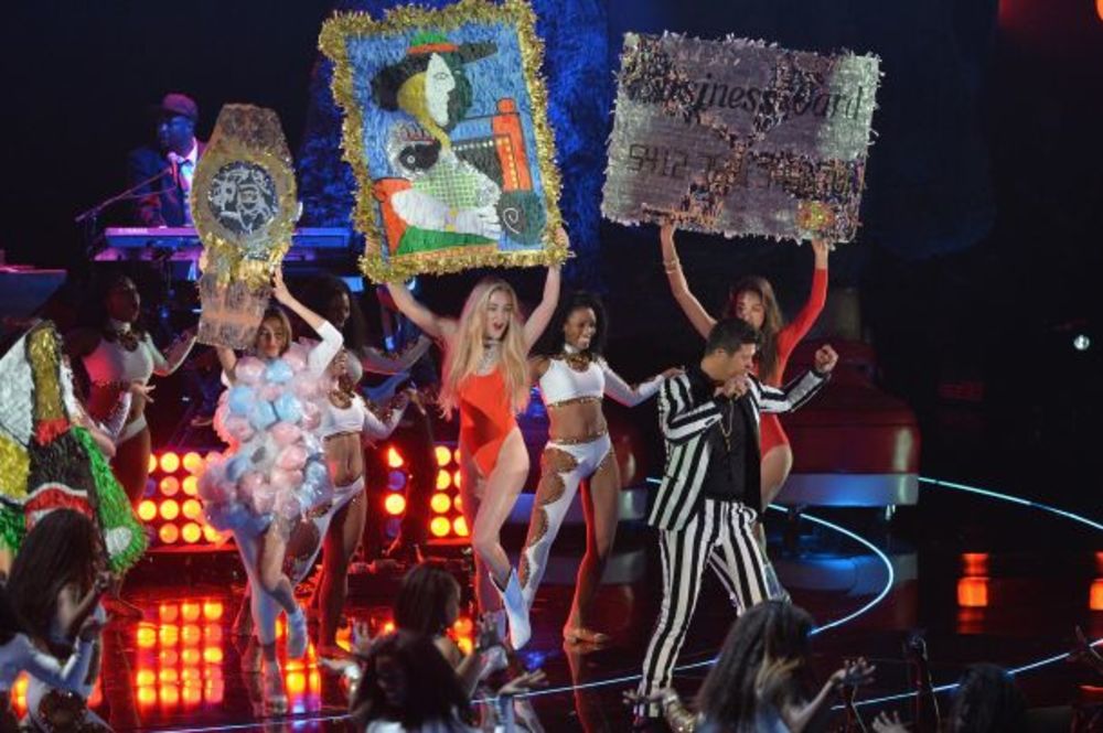 Ovogodišnju dodelu MTV video nagrada otvorila je Lejdi Gaga, spektakularnim izvođenjem numere Aplause. Zvezda šoubiza tokom večeri nekoliko puta menjala je kostime i perike i svojim avangardnim izgledom najavila je noć za pamćenje. Na ovogodišnjim dodelama VMA