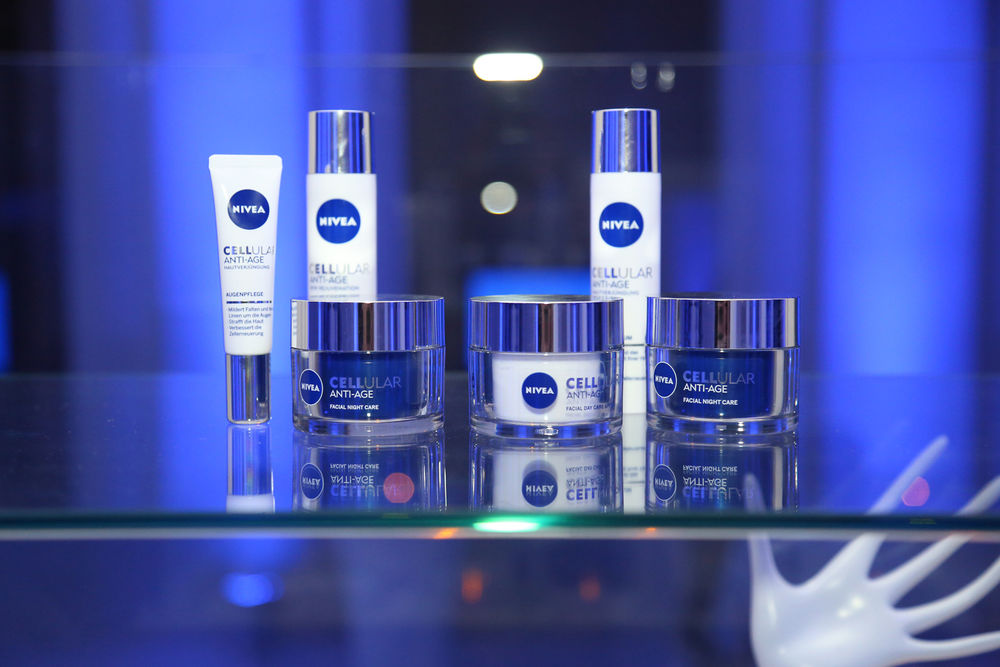 NIVEA je predstavila nove proizvode za negu lica CELLular Anti Age.Sjajnim plesnim nastupom koji je dočaravao buđenje ćelije, koje ovi proizvodi podstiču, označen je početak svečanosti u prelepom zdanju Muzeja Jugoslovenske kinoteke. Inspirativnom prezentacijo