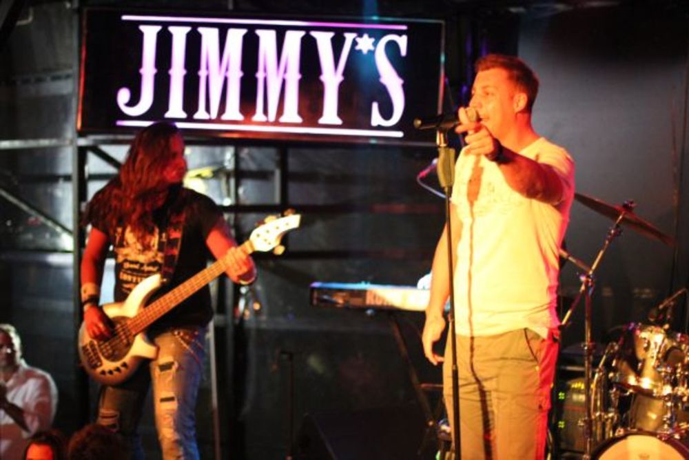 Jedan od trenutno najpopularnijih domaćih bendova Lexington nastupio je u četvrtak, 19. septembra na prestoničkom splavu Jimmy's, gde je prisutnima priredio odličan provod. Pogledajte fotografije koje ilustruju deo atmosfere.