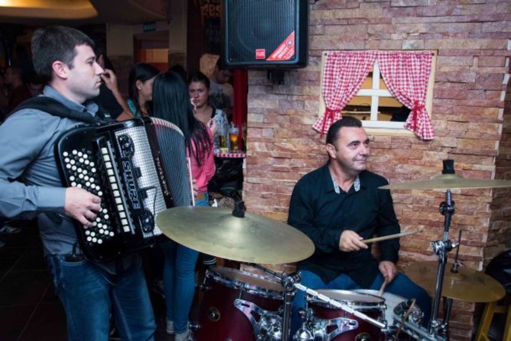 Svi ljubitelji dobrog kafanskog provoda , kvalitetne muzike, ali i tradicionalnih srpskih pića, od četvrtka 19. septembra biće u prilici da uživaju u lepom ambijentu kafane Druga kuća u samom centru Beograda, Nušićevoj 27. Kafana će raditi 6 dana nedeljno, a z