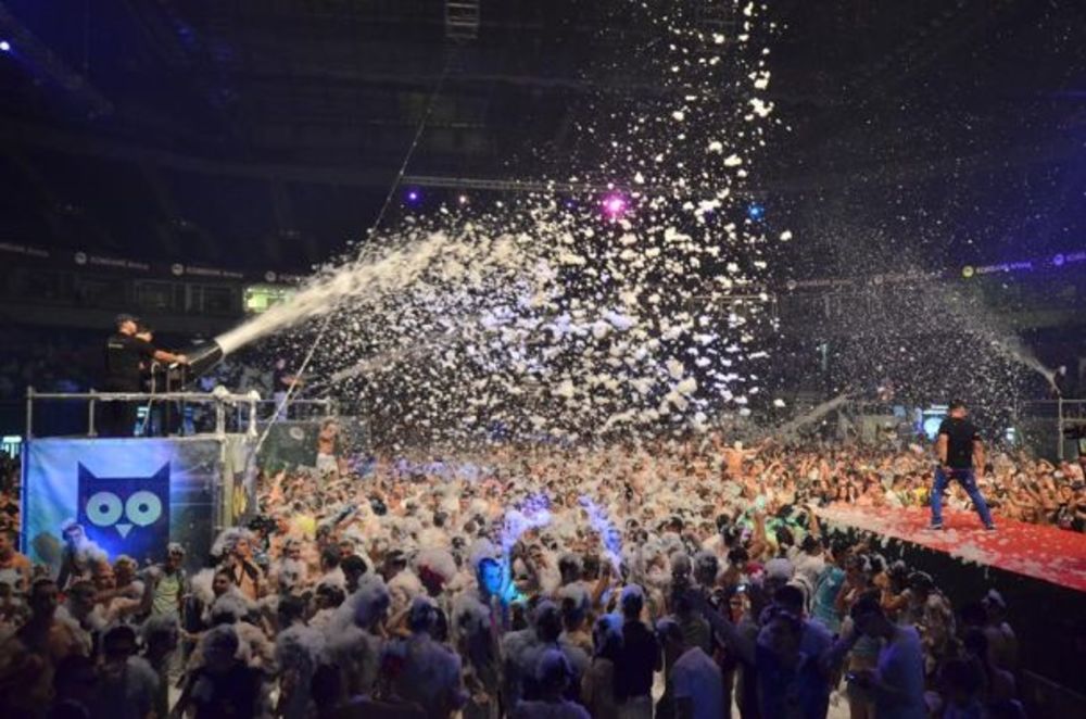 U subotu u 20 časova u Kombank počela je najveća penušava žurka u Evropi! Oko 15 hiljada ljudi došlo je da uživa u programu petog po redu Guarana Foam Festa. Program je, kao što je i bilo planirano, počeo nekoliko minuta nakon 20 časova, a publiku je na startu