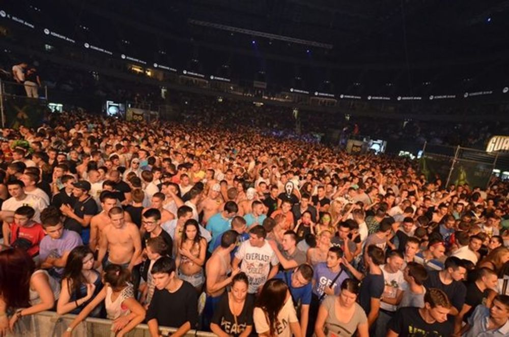 U subotu u 20 časova u Kombank počela je najveća penušava žurka u Evropi! Oko 15 hiljada ljudi došlo je da uživa u programu petog po redu Guarana Foam Festa. Program je, kao što je i bilo planirano, počeo nekoliko minuta nakon 20 časova, a publiku je na startu