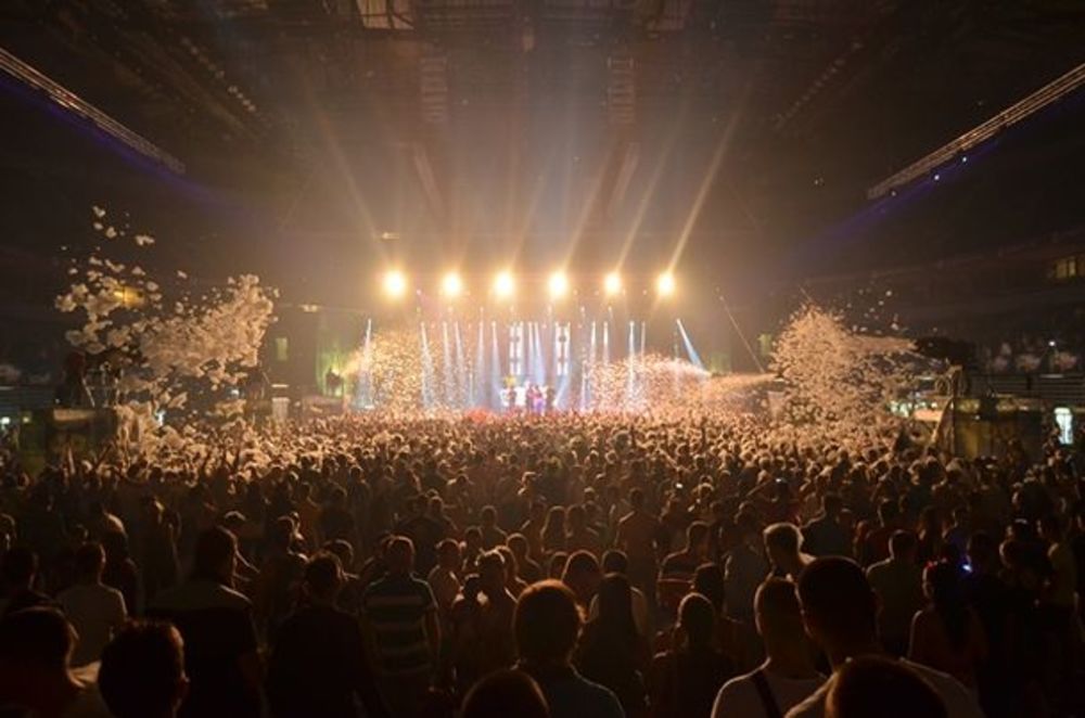 U subotu u 20 časova u Kombank počela je najveća penušava žurka u Evropi! Oko 15 hiljada ljudi došlo je da uživa u programu petog po redu Guarana Foam Festa. Program je, kao što je i bilo planirano, počeo nekoliko minuta nakon 20 časova, a publiku je na startu