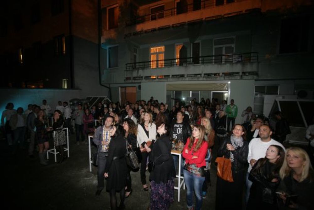 U prelepom ambijentu novootvorenog salona Diktat brojne poznate ličnosti došle su na žurku upriličenu ovim povodom. Glumica Anđelka Prpić jedna je od vlasnica savremenog kozmetičkog salona koji diktira trendove kada je nega u pitanju. Odlična muzika di džeja G