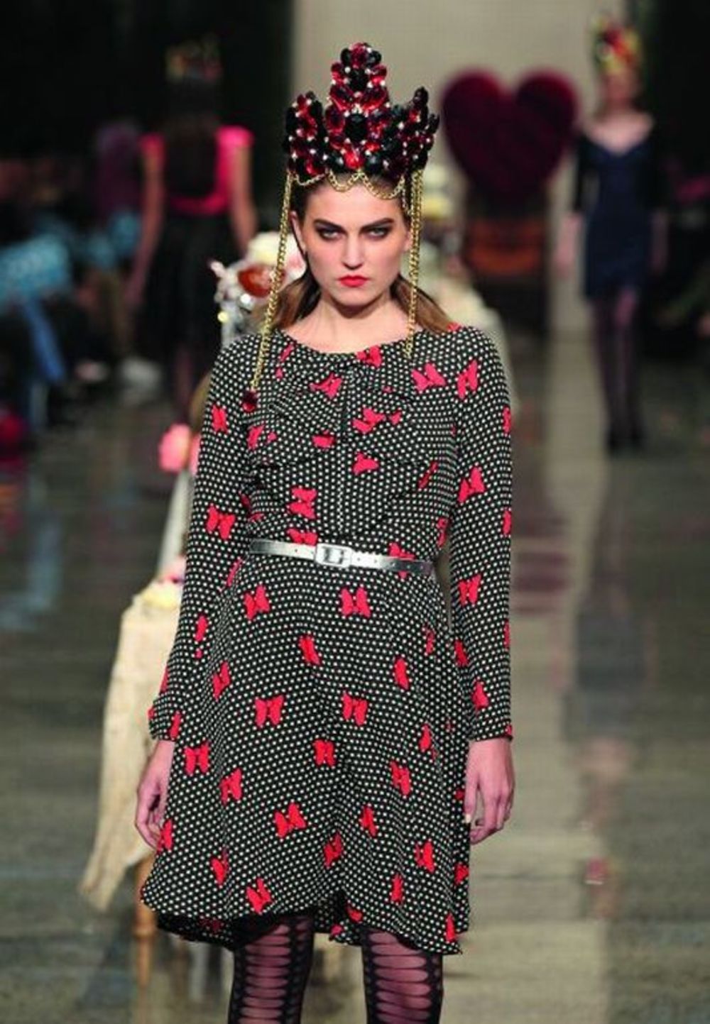 1.Nedelja mode na Novom Zelandu počela je 5. septembra revijom Ane Streton. Revije za proleće leto sledeće sezone predstavile su vedre boje i cvetne motive kao obavezni detalj. 
2.Ana  Streton, jedan od najpoznatijih lokalnih dizajnera, dobila je samo reči