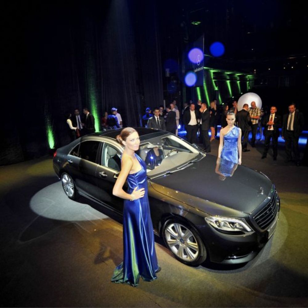 Kompanija Mercedes-Benz Srbija i Crna Gora spektakularno je, prvi put na ovim prostorima, u Jugoslovenskom dramskom pozorištu predstavila novu S-Klasu. Kroz veče magičnog kabarea, ali i zanimljivu istoriju najluksuznijeg modela Mercedes-Benza, goste je vodio n