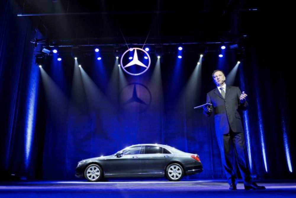 Kompanija Mercedes-Benz Srbija i Crna Gora spektakularno je, prvi put na ovim prostorima, u Jugoslovenskom dramskom pozorištu predstavila novu S-Klasu. Kroz veče magičnog kabarea, ali i zanimljivu istoriju najluksuznijeg modela Mercedes-Benza, goste je vodio n