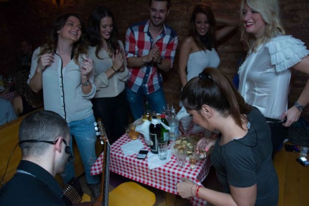 Ekipa gledane emisije Exkluziv, proslavila je treći rođendan u kafani Druga kuća u samom centru Beograda. Članovi tima Exkluziva, uz pesmu Oriental benda, zakusku i tradicionalna srpska pića, uživali su u provodu do ranih jutarnjih sati , na najlepši mogući na