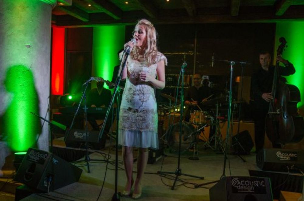 Lena Kovačević predstavila je svoj drugi album San, u izdanju  PGP RTS, na promociji održanoj u Focaccia Lounge baru, u hotelu Hajat, uz podršku brenda FreyWille. Tom prilikom najavila je da će održati koncert u Beogradu, sedmog decembra u Domu sindikata. Albu