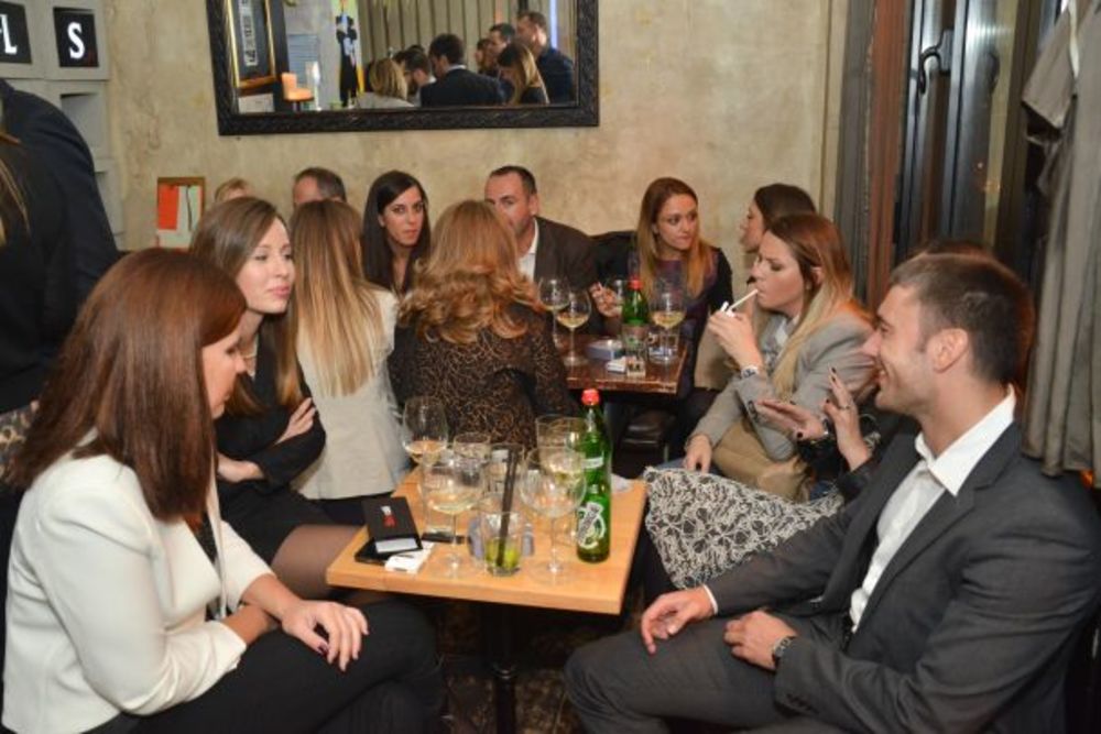 Nakon sjajnog provoda u luksuznom hotelu Square Nine zvanice koktela povodom lansiranja prvog broja časopisa Story cafe druženje su nastavile u poznatom beogradskom restoranu Jimmy Woo.  Poznati hedonisti kojima je ovaj časopis i namenjen imali su priliku da p