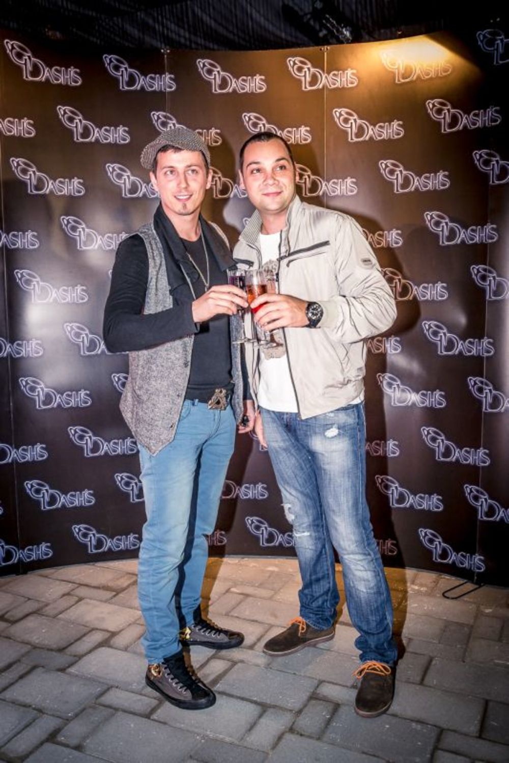 Brojne poznate ličnosti prisustvovale su otvaranju kafe bara Dash's na Voždovcu. Prvi put nakon porođaja u javnosti se pojavila Zvezda Granda Nikolina Kovač sa suprugom Sašom Kaporom kako bi podržali svog venčanog kuma Miloša Dašića, vlasnika ovog lokala.