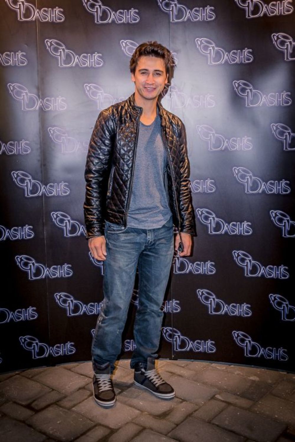 Brojne poznate ličnosti prisustvovale su otvaranju kafe bara Dash's na Voždovcu. Prvi put nakon porođaja u javnosti se pojavila Zvezda Granda Nikolina Kovač sa suprugom Sašom Kaporom kako bi podržali svog venčanog kuma Miloša Dašića, vlasnika ovog lokala.