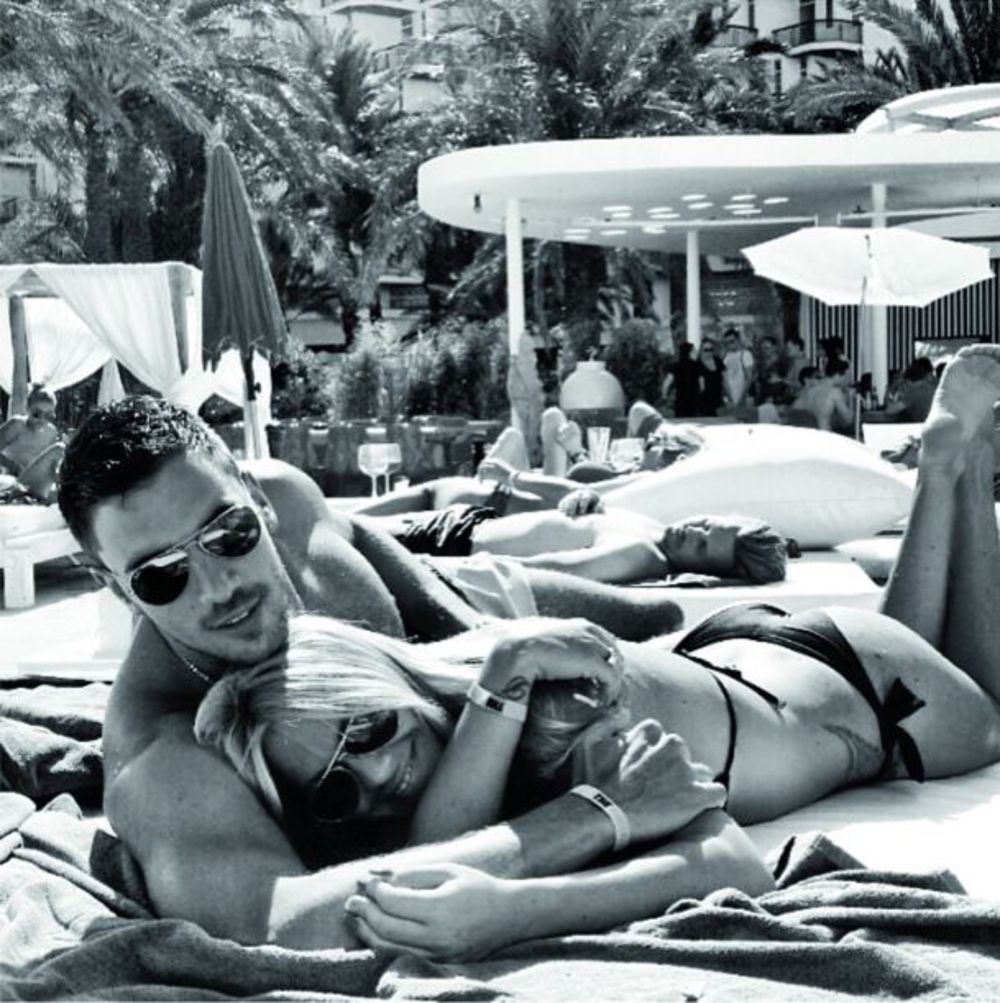 Ljubavnici koji su obnovili svoju romansu, Nataša Bekvalac i Vladimir Vuksanović nedavno su se verili na romantičnom putovanju do mediteranskog ostrva Formentera, a pop zvezda verenički prsten je premijerno pokazala na rođendanskom Celebrities Only Partyju mag