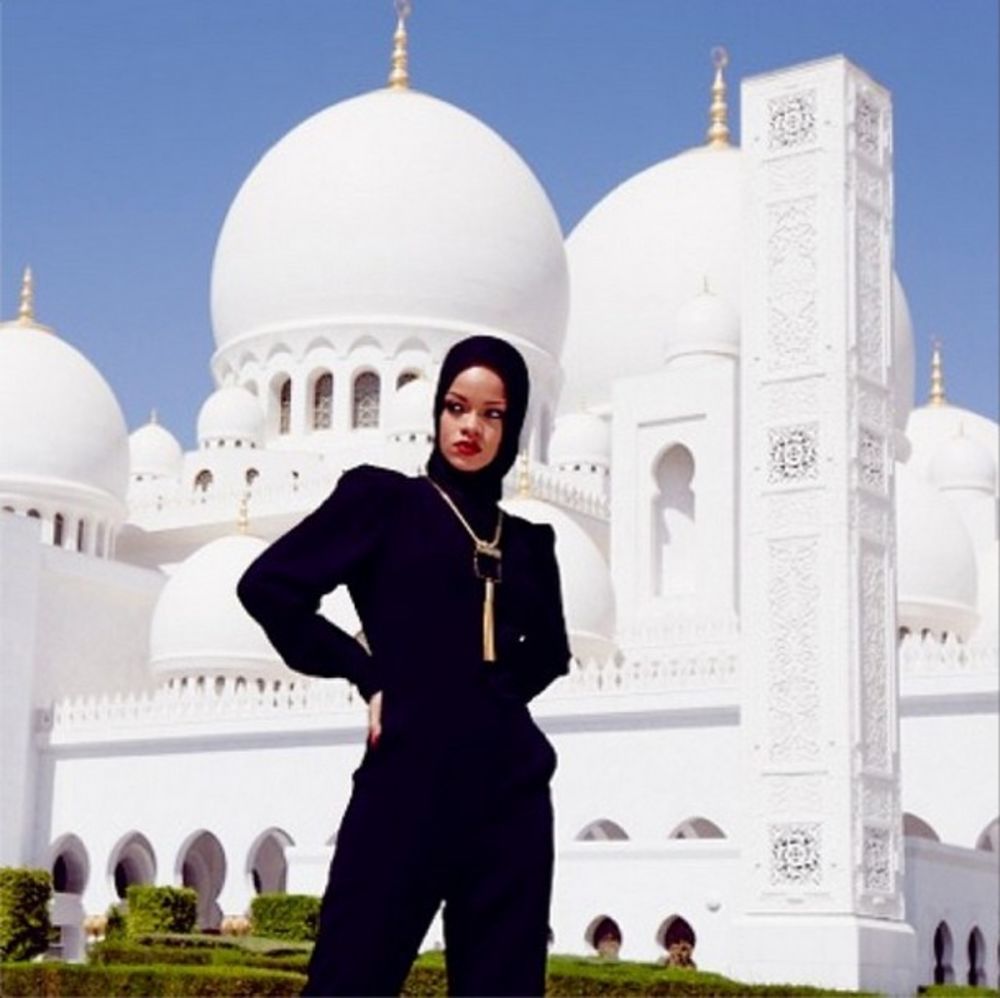 Poznata po provokativnim nastupima, golišavim kostimima i psovkama, dvadesetpetogodišnja pevačica pokazala je da zna biti pristojna, poštujući arapske običaje nastupila je obučena u belo od glave do pete u Abu Dabiju.