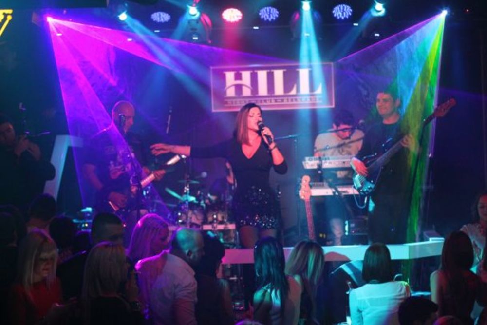 Uspešna pevačica Seka Aleksić nastupila je sinoć u prepunom popularnom prestonickom klubu Hill. Dama koja je nedavno izazvala brojne komentare svojim zebrastim stajlingom za teretanu, nastup je počela pesmom Poslednji let, a gosti kluba od samog početka pevali
