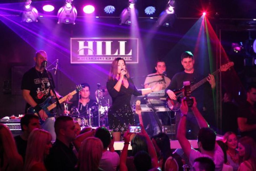 Uspešna pevačica Seka Aleksić nastupila je sinoć u prepunom popularnom prestonickom klubu Hill. Dama koja je nedavno izazvala brojne komentare svojim zebrastim stajlingom za teretanu, nastup je počela pesmom Poslednji let, a gosti kluba od samog početka pevali