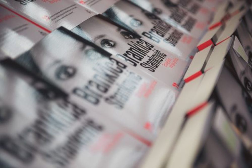 Posetioci ovogodišnjeg beogradskog Sajma knjiga imali su ekskluzivnu priliku da se u subotu 26. oktobra, na štandu Samizdata B92, sretnu oči u oči sa Brankicom Stanković, autorkom knjige Insajder, moja priča. Druženje sa onima koji prate emisiju Insajder i koj