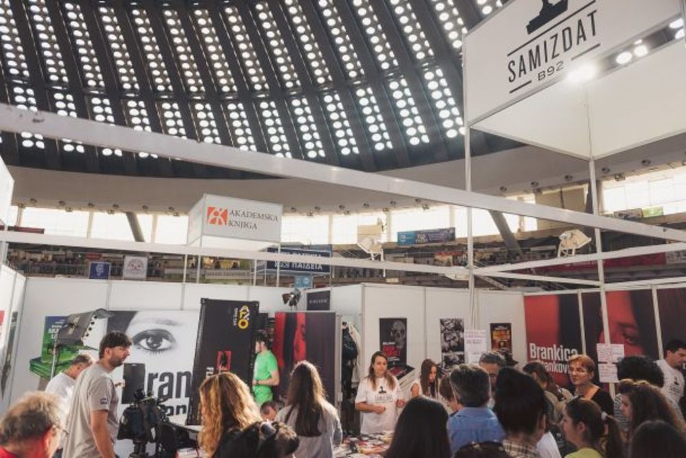 Posetioci ovogodišnjeg beogradskog Sajma knjiga imali su ekskluzivnu priliku da se u subotu 26. oktobra, na štandu Samizdata B92, sretnu oči u oči sa Brankicom Stanković, autorkom knjige Insajder, moja priča. Druženje sa onima koji prate emisiju Insajder i koj