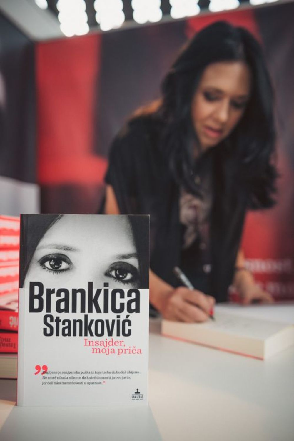 Posetioci ovogodišnjeg beogradskog Sajma knjiga imali su ekskluzivnu priliku da se u subotu 26. oktobra, na štandu Samizdata B92, sretnu oči u oči sa Brankicom Stanković, autorkom knjige Insajder, moja priča. Druženje sa onima koji prate emisiju Insajder i koj