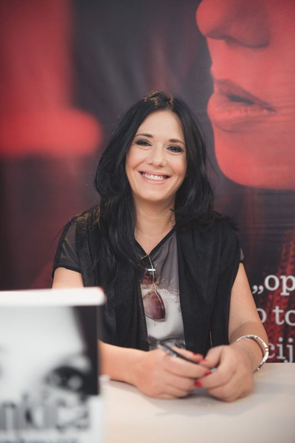 Posetioci ovogodišnjeg beogradskog Sajma knjiga imali su ekskluzivnu priliku da se u subotu 26. oktobra, na štandu Samizdata B92, sretnu oči u oči sa Brankicom Stanković, autorkom knjige Insajder, moja priča. Druženje sa onima koji prate emisiju Insajder i koj