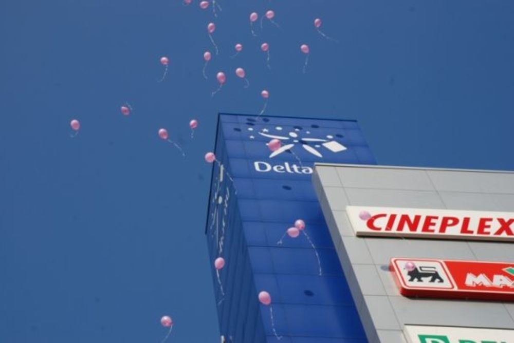 Završni događaj Udruženja žena obolelih i lečenih od raka dojke Budimo zajedno, povodom obeležavanja međunarodnog Meseca borbe protiv ove bolesti, 50 roze balona – 50 lepih želja za obolele od raka dojke održan je u nedelju, 27. oktobra, ispred šoping-mola Del