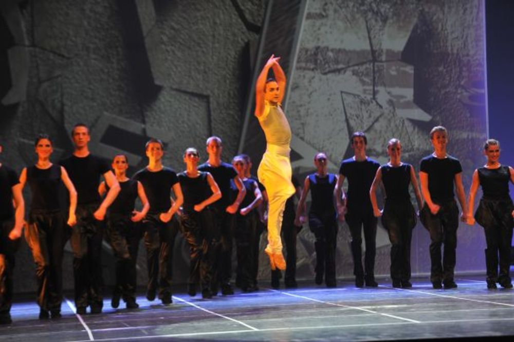 Plesna trupa Una Saga Serbica u subotu je premijerno u Sava Centru izvela muzičko plesni spektakl Igre i zvuci Balkana kojim je predstavila tradicionalni etno identitet Balkana na moderan način. Multimedijalni spektakl sačinjen od eksplozije pokreta, muzike, s