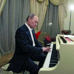 Vladimir Putin: Drugo lice čelične pesnice (FOTO)