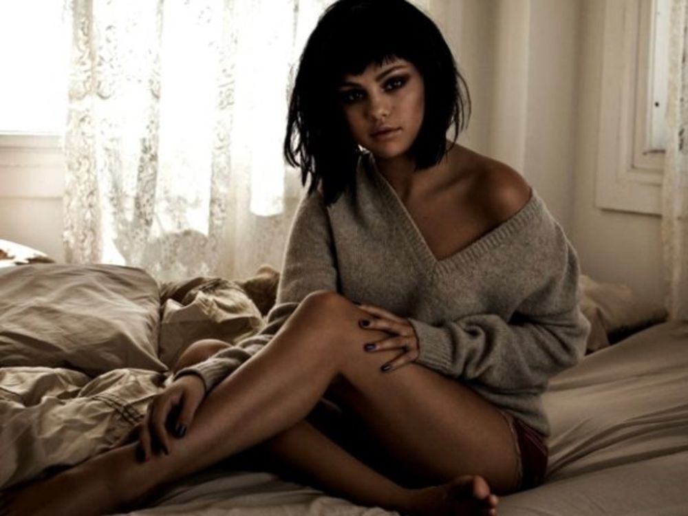 Mlada američka glumica i pevačica Selena Gomez fotografisala se za editorijal mgazina Flaunt i tom prilikom izrazila svoj seksepil. Pogledajte atraktivne budoar fotografije zavodljive Selene...