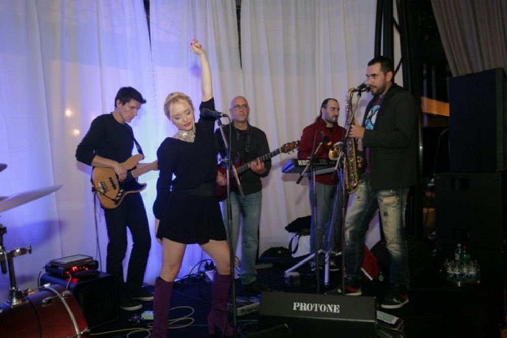 Nastupom popularnog prestoničkog benda Ane Štajdohar otvorena je sezona koncerata na Kalemegdanskoj terasi. Odličan repertoar i sjajan zvuk oduševili su brojne goste među kojima su bile kolege i prijatelj iovog  pop sastava. Jedini licencirani vozač Formule 1