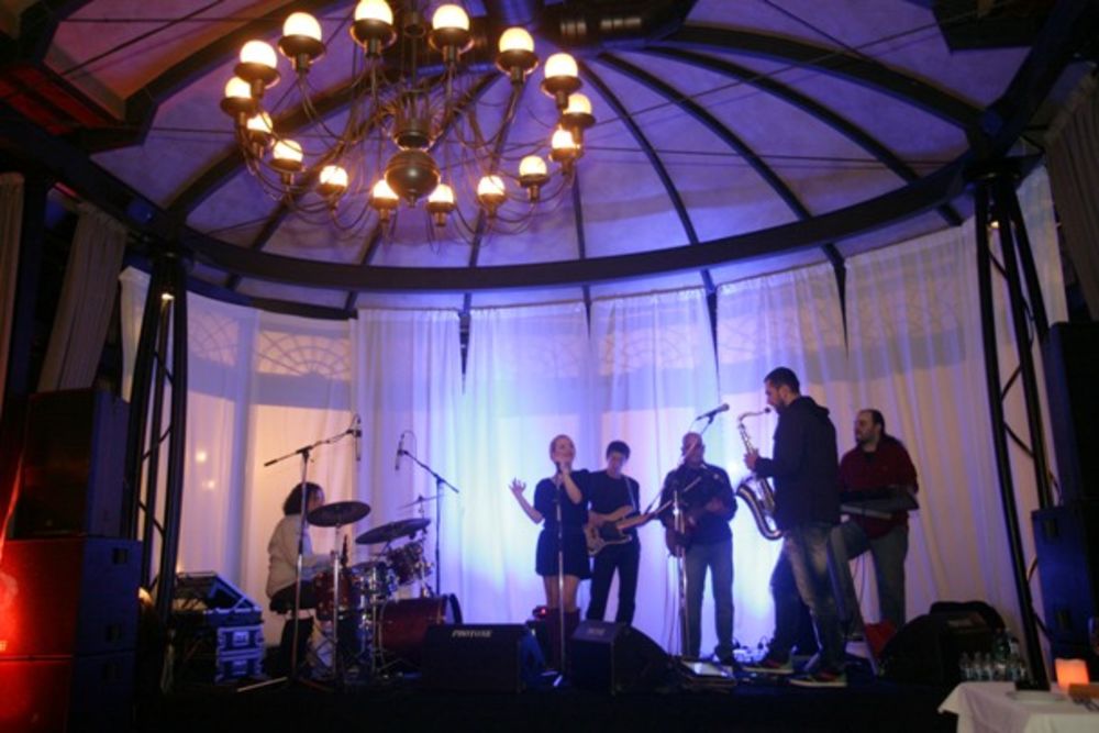 Nastupom popularnog prestoničkog benda Ane Štajdohar otvorena je sezona koncerata na Kalemegdanskoj terasi. Odličan repertoar i sjajan zvuk oduševili su brojne goste među kojima su bile kolege i prijatelj iovog  pop sastava. Jedini licencirani vozač Formule 1