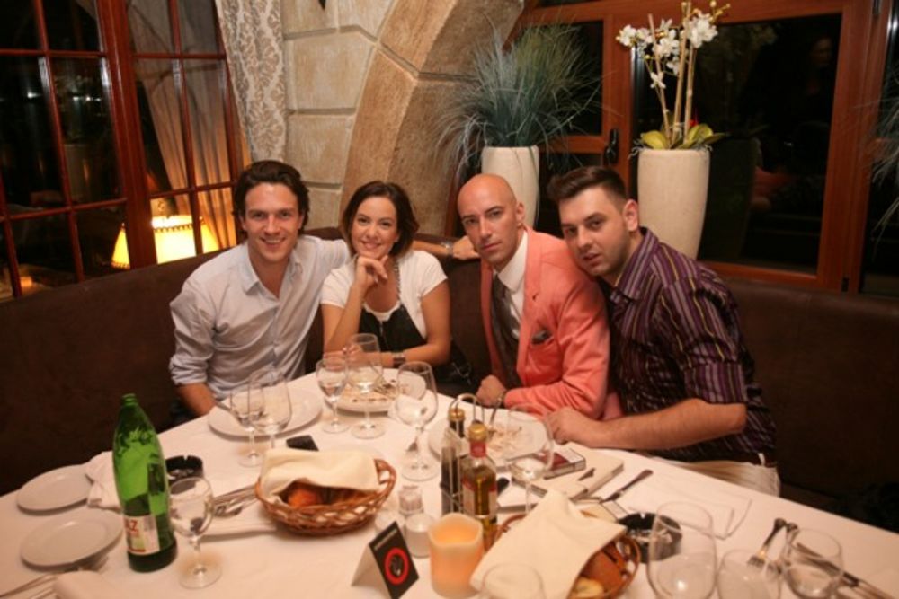 Nastupom popularnog prestoničkog benda Ane Štajdohar otvorena je sezona koncerata na Kalemegdanskoj terasi. Odličan repertoar i sjajan zvuk oduševili su brojne goste među kojima su bile kolege i prijatelj iovog  pop sastava. Jedini licencirani vozač Formule 1