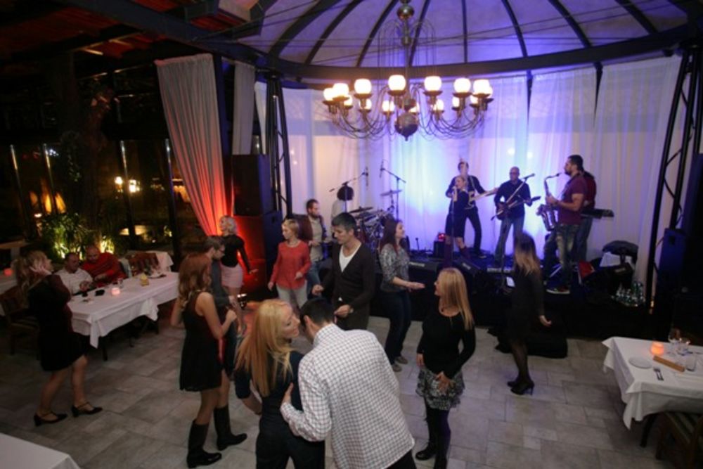 Nastupom popularnog prestoničkog benda Ane Štajdohar otvorena je sezona koncerata na Kalemegdanskoj terasi. Odličan repertoar i sjajan zvuk oduševili su brojne goste među kojima su bile kolege i prijatelj iovog  pop sastava. Jedini licencirani vozač Formule 1