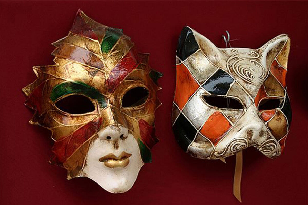 Первая открытая маска. Маска венецианская. Венецианские маски старинные. Необычные маски театральные. Итальянские театральные маски.