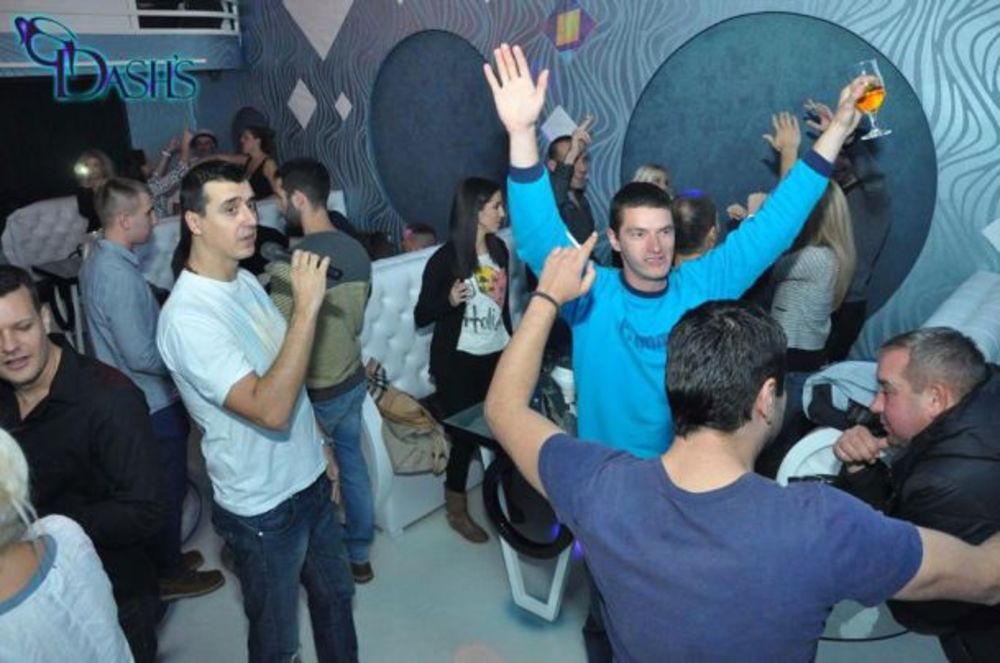 Folk pevač Marko Bulat, koji će u nedelju 24. novembra nastupiti u hali Pionir, održao je generalnu probu u voždovačkom kafe baru Dash! On je jedan deo repotora i koncertnu atmosferu preneo u ovaj popularni lokal, a posetioci su te noći uživali su uz brojne Ma