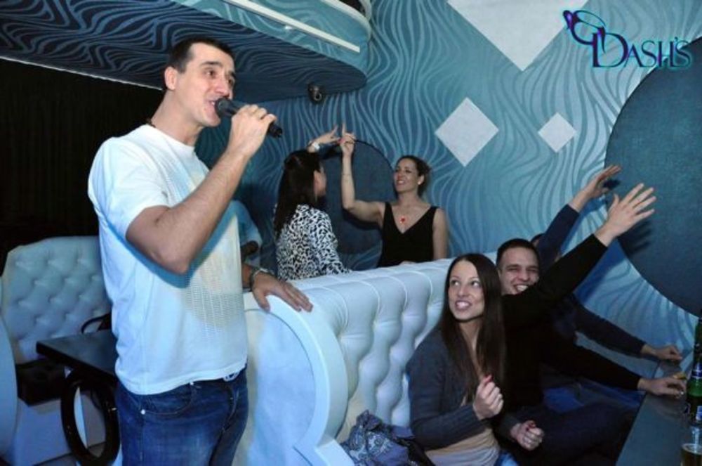 Folk pevač Marko Bulat, koji će u nedelju 24. novembra nastupiti u hali Pionir, održao je generalnu probu u voždovačkom kafe baru Dash! On je jedan deo repotora i koncertnu atmosferu preneo u ovaj popularni lokal, a posetioci su te noći uživali su uz brojne Ma