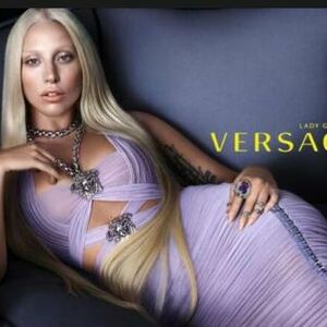 Lejdi Gaga zablistala u novoj kampanji Versaće