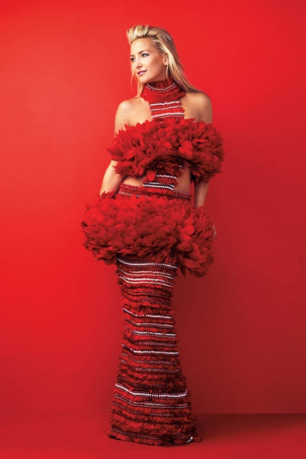 Seksi Kejt Hadson izazovno se smeši sa naslovne strane magazina Harper’s Bazaar. Fotograf je Aleksi Lumborski, za stajling je bila zadužena Džoana Hilman. Glumica je ponela kreacije modnih brendova: Givenchy, Tom Ford, Alexander McQueen i Fendi.