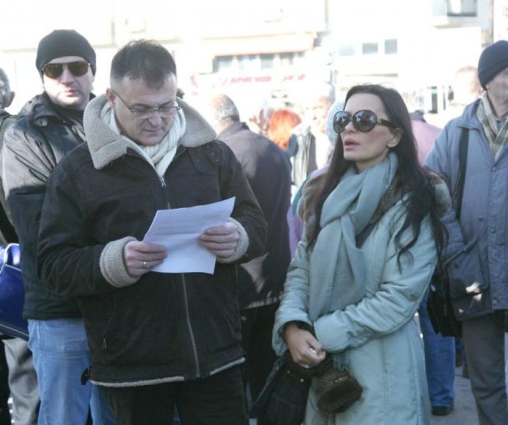 Branislav Lečić, Biljana Cincarević, Jugoslav i Elena Karaman Karić, Vesna Jugović i druge ličnosti iz javnog života našle su svoje mesto u sredu, četrvrtog decembra ispred Gradske skupštine Beograda, gde su svojim prisustvom glasale za Srbiju u kojoj nema gen