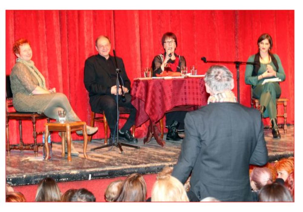 Poznata hrvatska spisateljica Vedrana Rudan razvedrila je šestog decembra prepuno Novosadsko pozorište u kojem je promovisala svoju novu knjigu Amaruši. Pozorište je bilo premalo da ugosti sve one koji su uživo hteli da čuju Vedranu Rudan, ženu čiji su romani