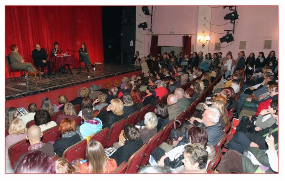 Poznata hrvatska spisateljica Vedrana Rudan razvedrila je šestog decembra prepuno Novosadsko pozorište u kojem je promovisala svoju novu knjigu Amaruši. Pozorište je bilo premalo da ugosti sve one koji su uživo hteli da čuju Vedranu Rudan, ženu čiji su romani