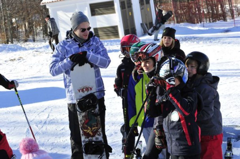 Predstavnici austrijske grupacije Falkensteiner Michaeler Tourism Group 14. decembar 2013. svečano su obeležili početak skijaške sezone na Staroj planini. Uz muziku i takmičenje u trci sa džakovimazabavljali su se glumci Bojan Perić i Milan Kalinić, show-mani