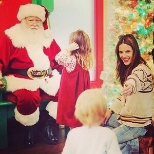 Alesandra Ambrozio sa decom u poseti Deda Mrazu