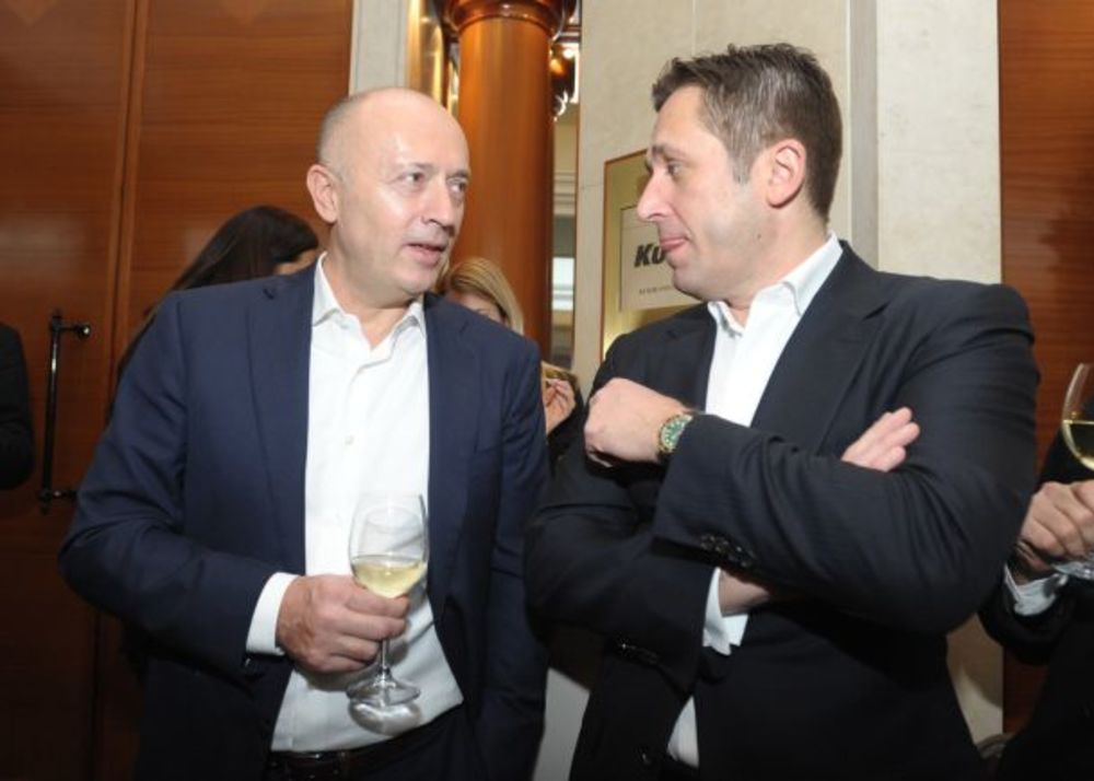 Kompanije Kurir Info i Adria Media Serbia potpisale su danas ugovor po kome Kurir Info preuzima vlasništvo nad kompanijom Adria Media Serbia