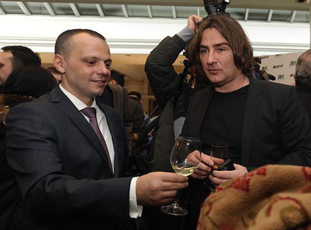 Kompanije Kurir Info i Adria Media Serbia potpisale su danas ugovor po kome Kurir Info preuzima vlasništvo nad kompanijom Adria Media Serbia