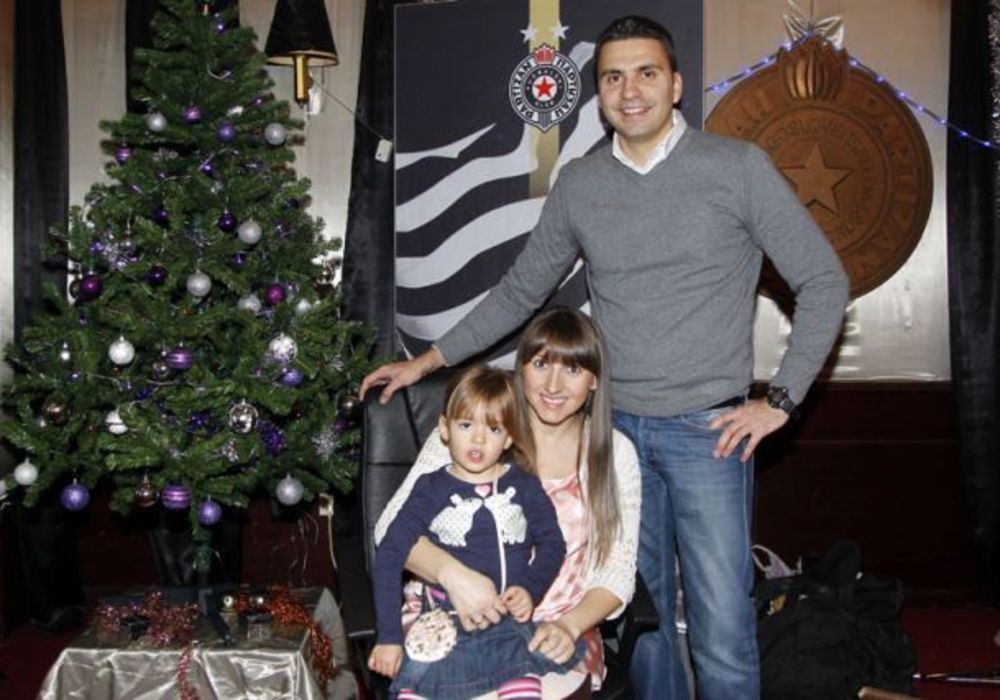 Zaposleni u FK Partizan sa svojim mališanima dočekali su Deda Mraza i njegove pomoćnike i uživali u bajci Čarobni novogodišnji svet teatra na Savi. Dok je Deda  Mraz čekao da podeli poklone i ostvari želje svoj dobroj deci u 2014. godiini u Čarobnom svetu bajk