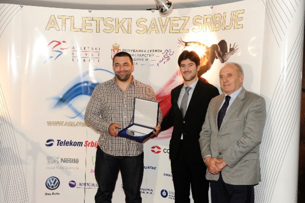 Atletski savez Srbije priredio je Novogodišnji koktel povodom završetka 2013. godine, najuspešnije u istoriji srpske atletike. Prigodnim nagradama za najuspešnije takmičare od pionira do seniora, naša kraljica sportova je ove godine osvojila 71. medalju od čeg