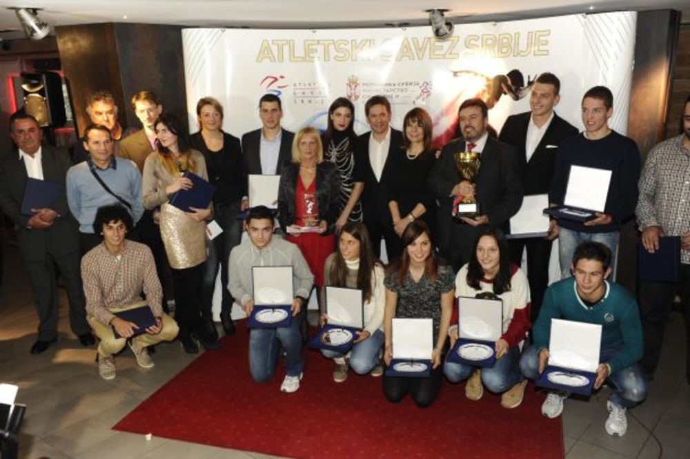 Atletski savez Srbije priredio je Novogodišnji koktel povodom završetka 2013. godine, najuspešnije u istoriji srpske atletike. Prigodnim nagradama za najuspešnije takmičare od pionira do seniora, naša kraljica sportova je ove godine osvojila 71. medalju od čeg