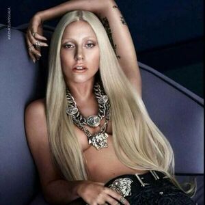 Lejdi Gaga u toplesu za Versaće