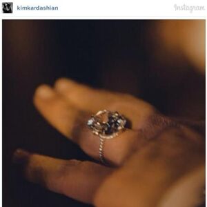 Kim ponosno pokazala dijamantski prsten