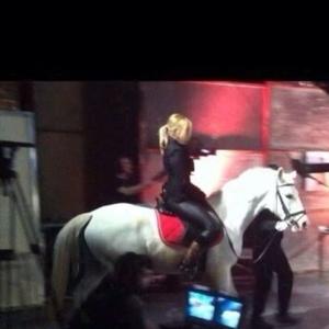 Voditeljka Jelena Dimitrijević na konju ušla na TV Happy